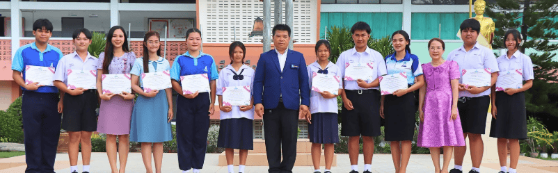 พิธีมอบเกียรติบัตร การประกวดร้องเพลงพร้อมหางเครื่อง ในงานนมัสการพระพุทธมิ่งมงคลมุณีศรีมุกดาหาร